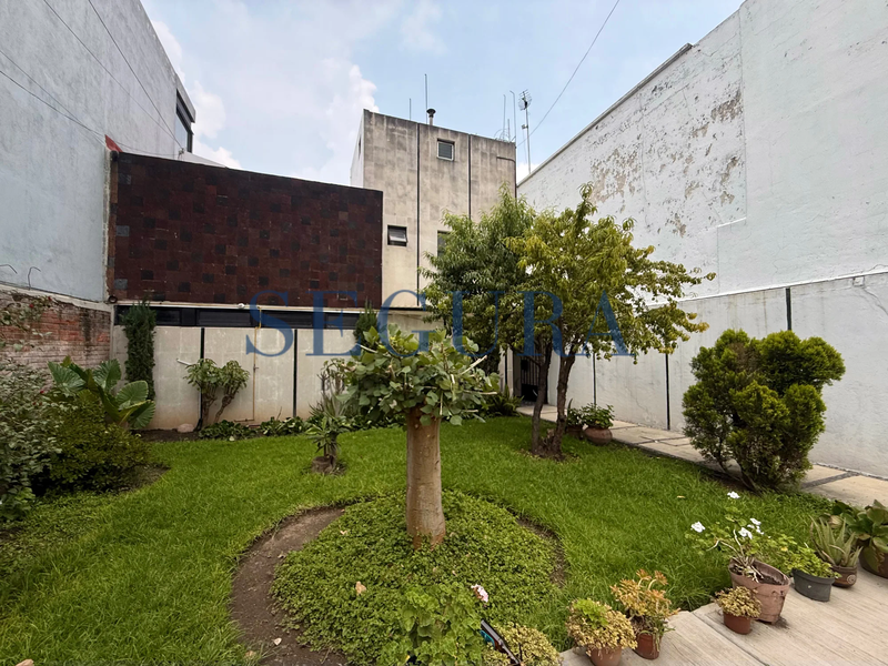 Casa en Venta en Lindavista | 3 Habitaciones, 4 Estacionamientos y Jardín Trasero