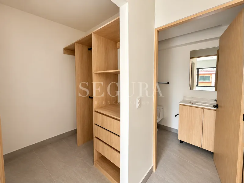 Departamento de 2 Recámaras y 2 Baños, con Balcón y Estacionamiento en El Reloj, Coyoacán