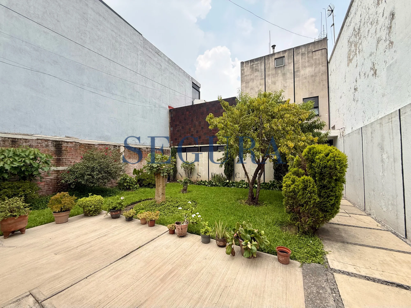 Casa en Venta en Lindavista | 3 Habitaciones, 4 Estacionamientos y Jardín Trasero